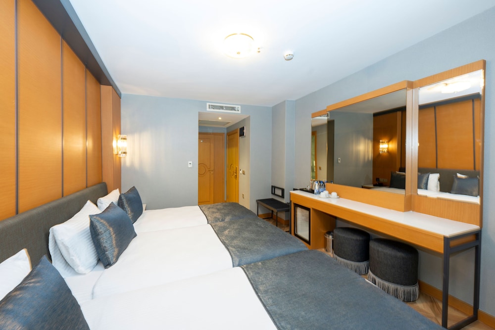 Luxury Triple Room, Balcony photo 2