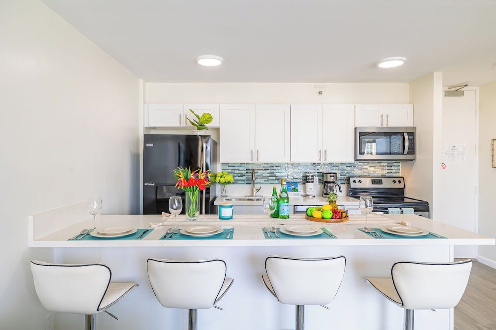 High Floor Ocean View Condo w/ 2 Beds and Parking: Family Condo, 1 Bedroom, Balcony, Partial Ocean View (0115) photo