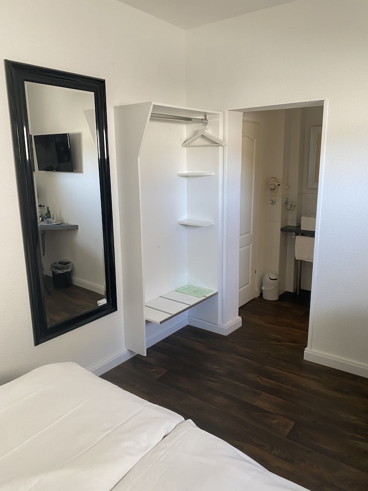 Standard Double Room - Photo 6