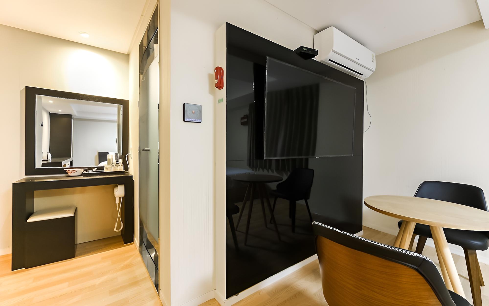 Room (Deluxe Twin) photo 3