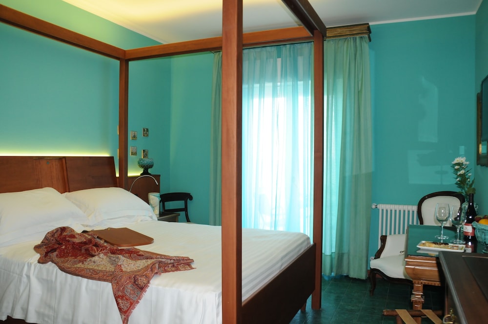 Deluxe Double Room, 1 King Bed, Balcony, Sea Facing - Photo 4