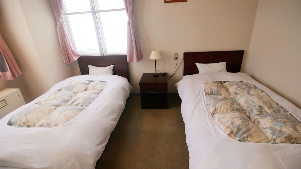 Traditional Twin Room, Shared Bathroom