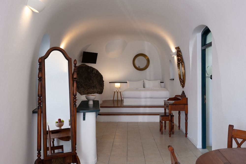 Cave Suite with Outdoor Hot Tub & Caldera View