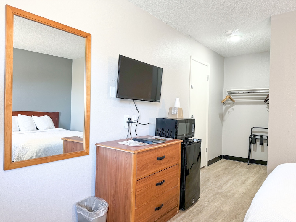 Standard Room, 1 Queen Bed photo 3