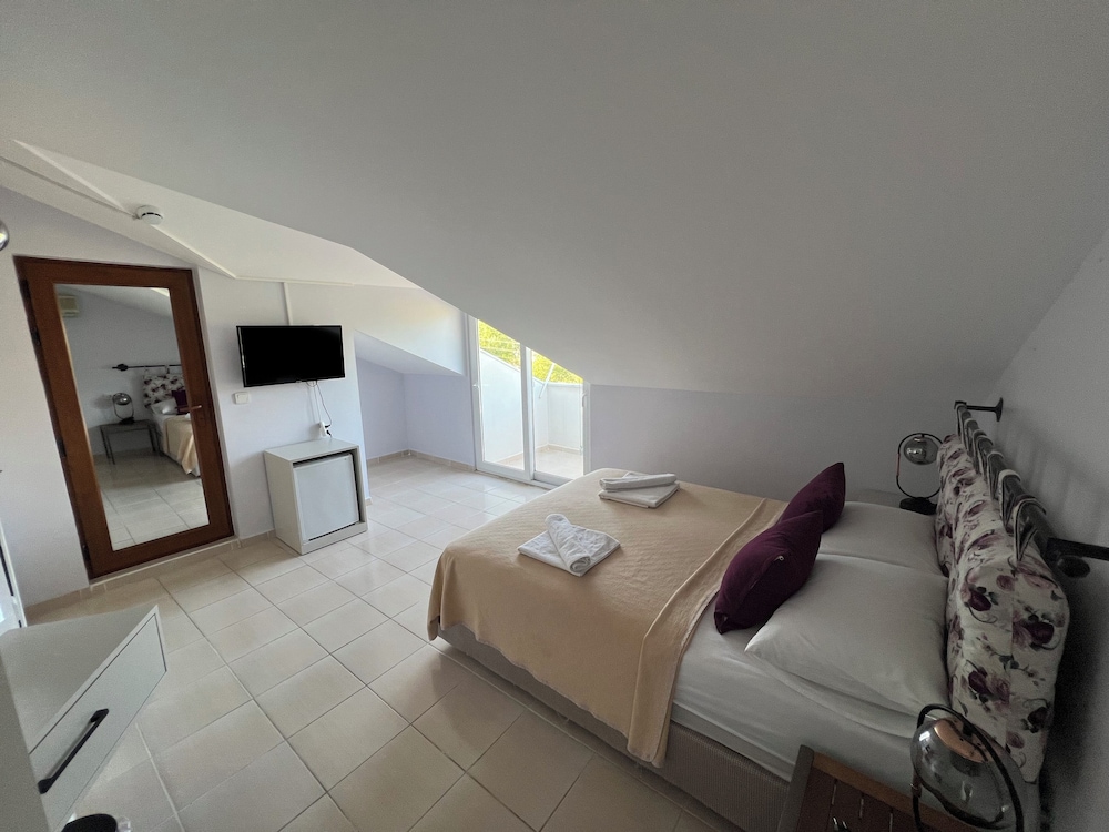 Standard Double Room - Photo 2