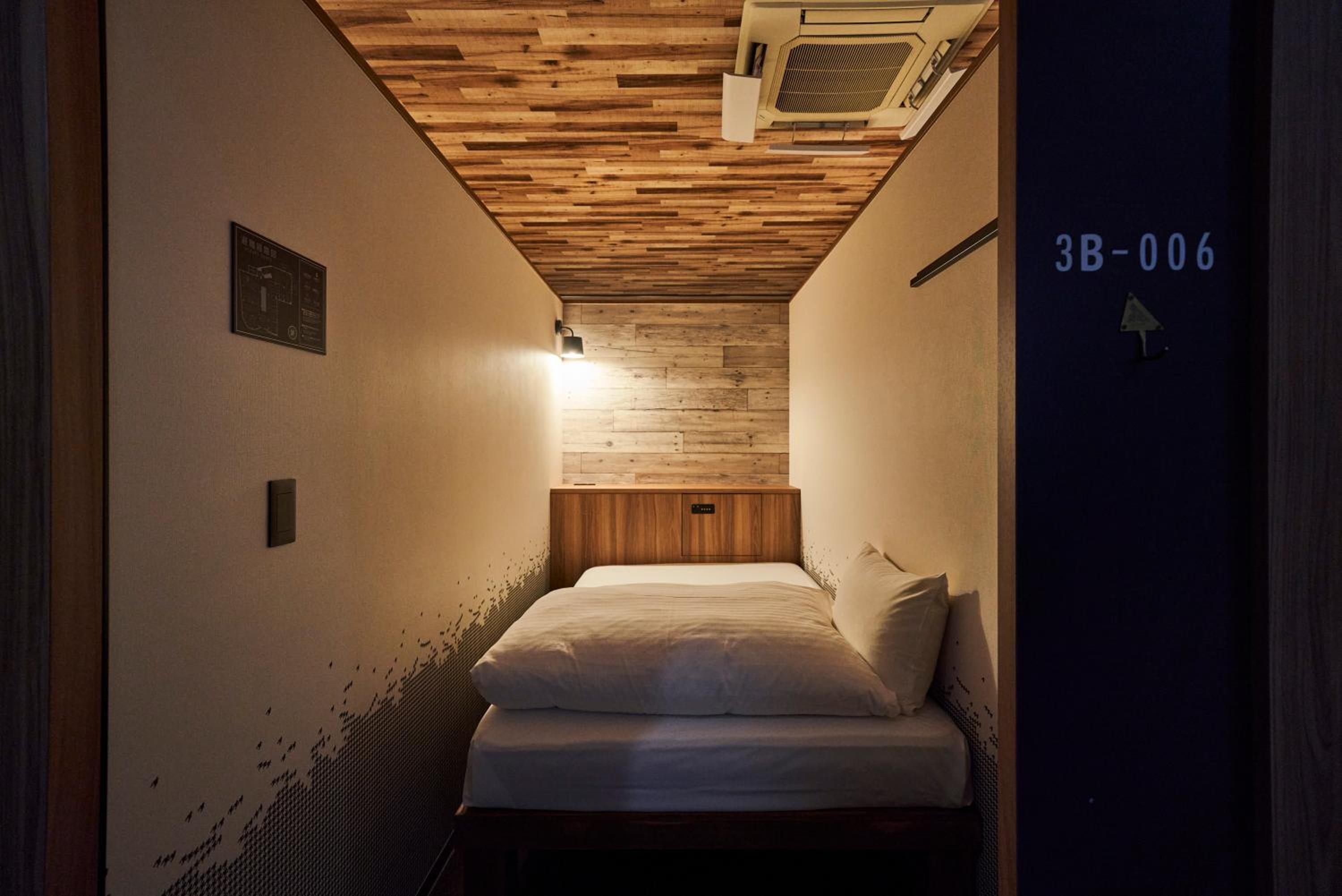 Single Bed in Mixed Dormitory Room