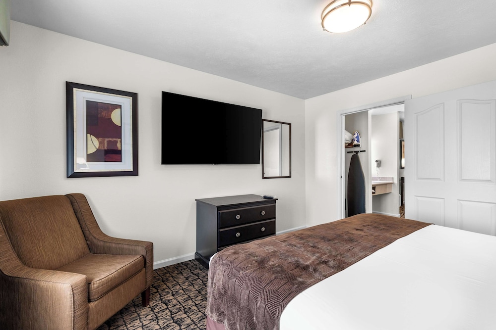 Suite, 1 King Bed, Non Smoking, Refrigerator & Microwave photo 2