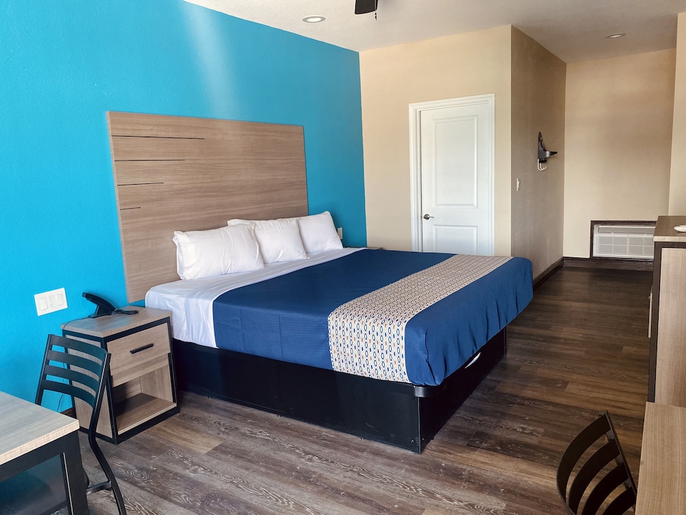 Standard Room, 1 King Bed - Photo 2