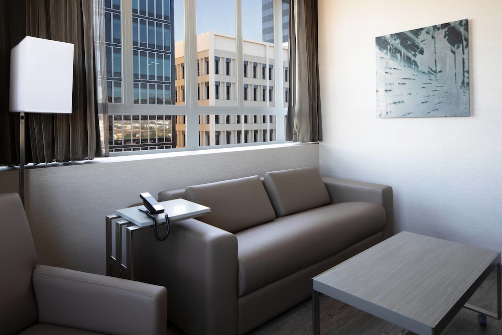 Suite, 1 Bedroom, City View (Mobility Accessible, Roll-In Shower)
