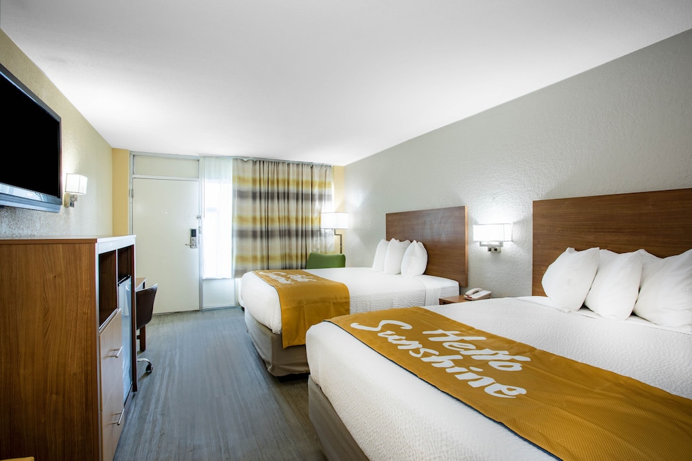 Room, 2 Queen Beds, Non Smoking - Photo 2
