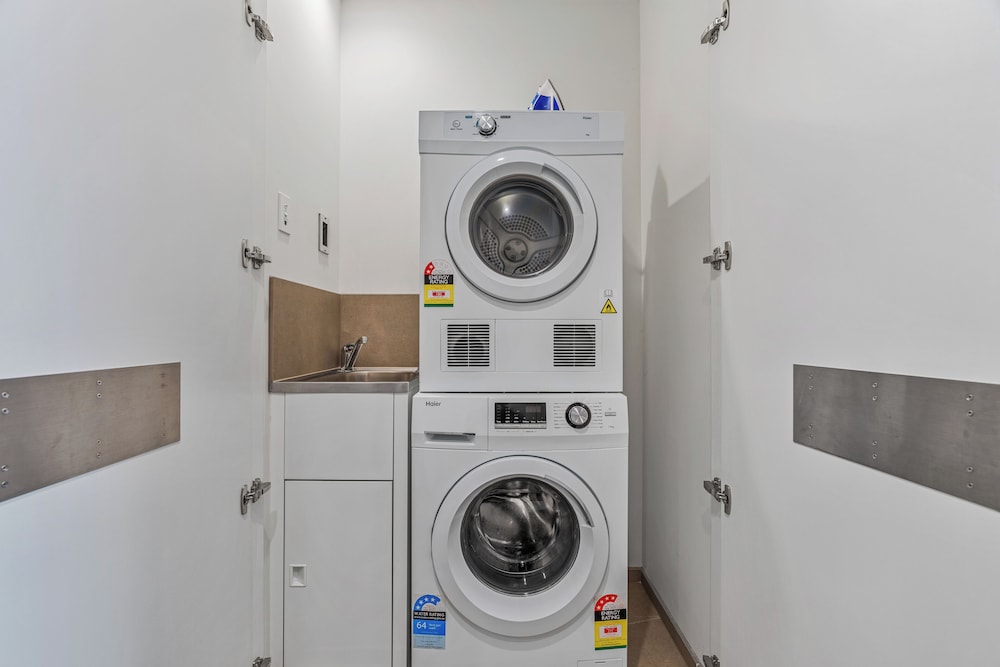 Two Bedroom One Bathroom Apartment - Photo 4