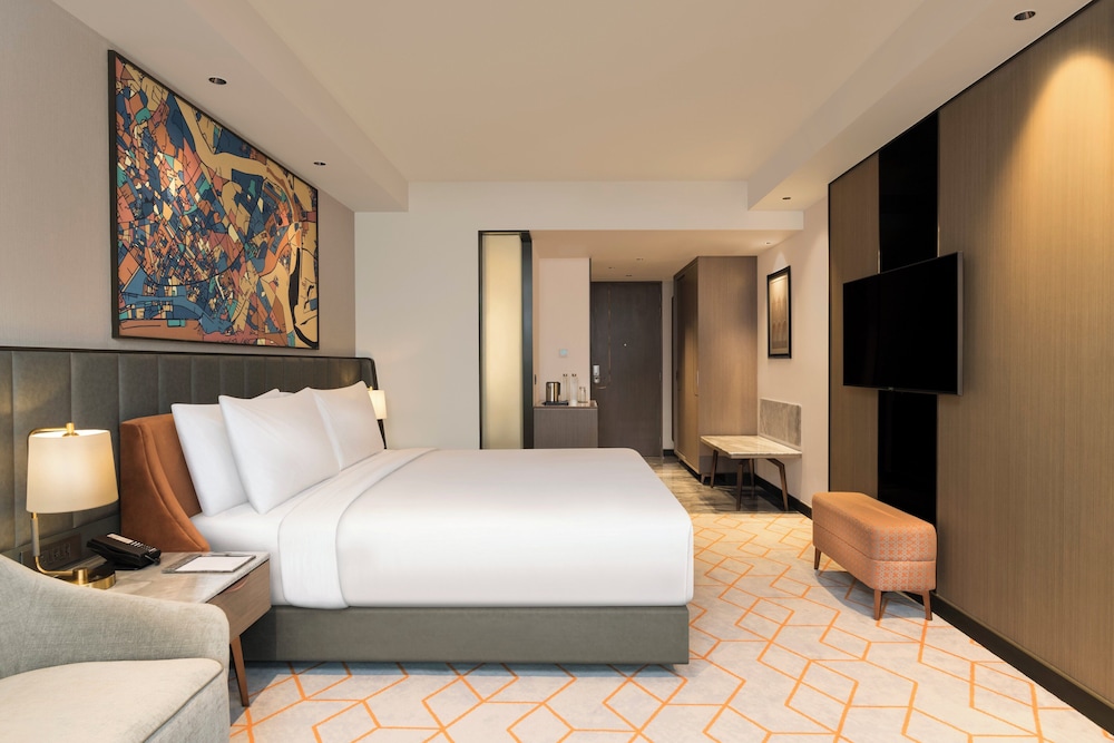 Premium Room, 1 King Bed photo 3