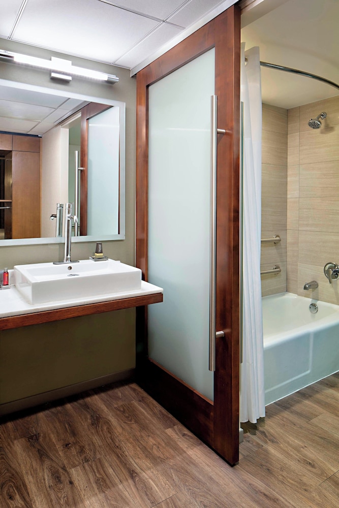 Club Room, 1 King Bed with Sofa bed, Balcony (Mobility Accessible, Tub)