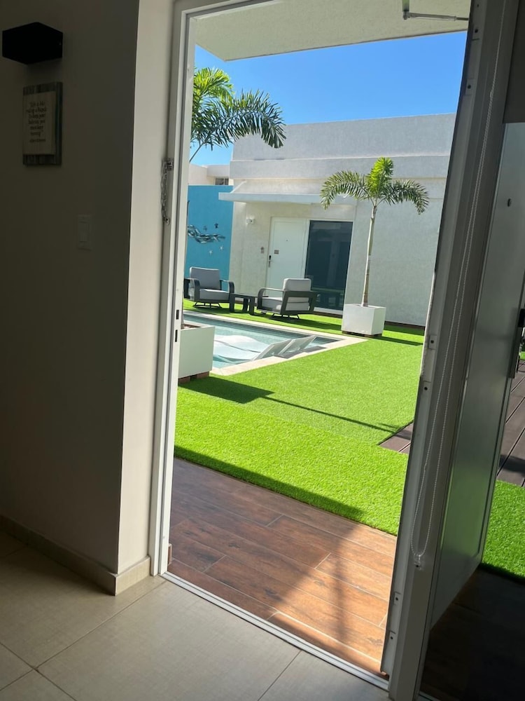 Standard Room, 1 King Bed, Non Smoking, Pool View