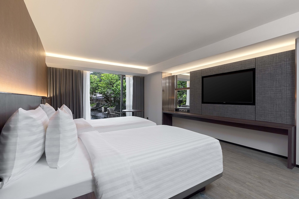 Premier Pool View Twin Room