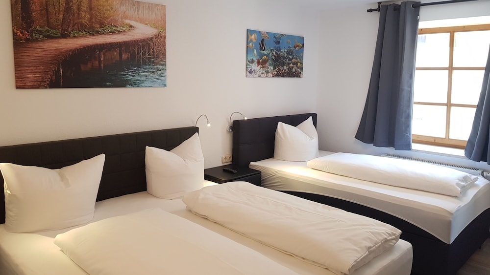 Economy Triple Room photo 2