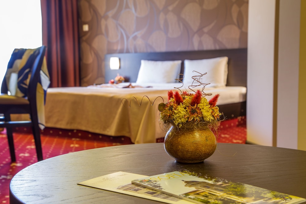 Business Suite, 1 King Bed photo 1