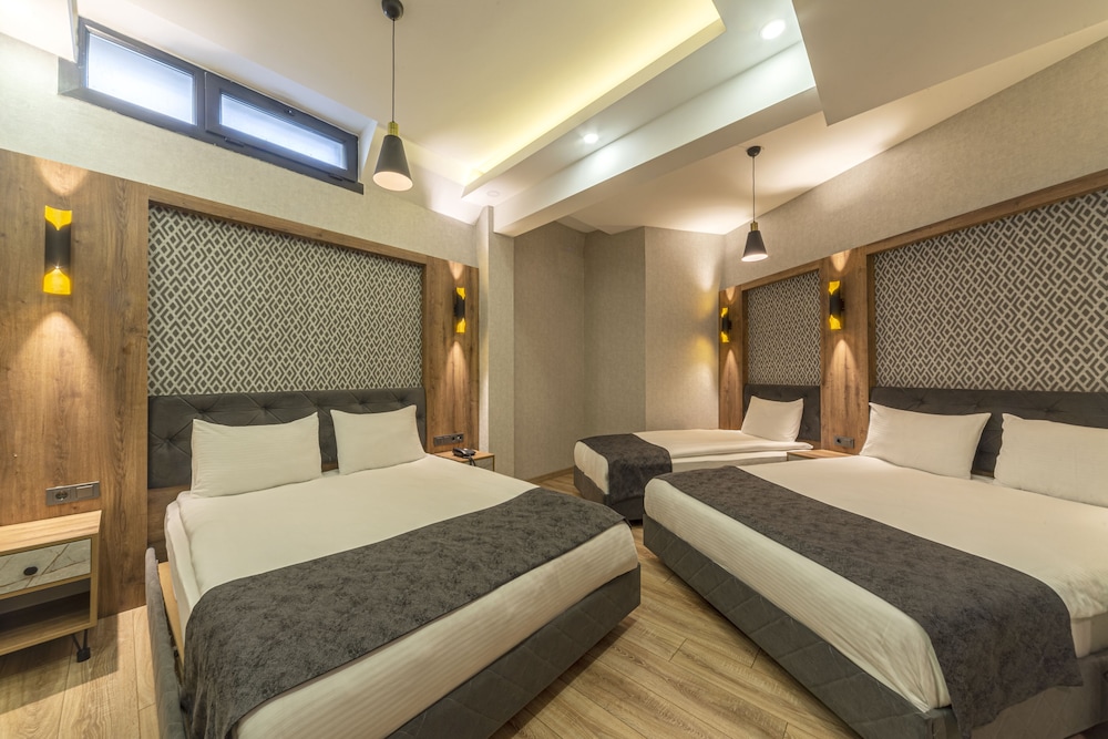 Executive Queen Room with Two Queen Beds (Basement Floor) photo 2