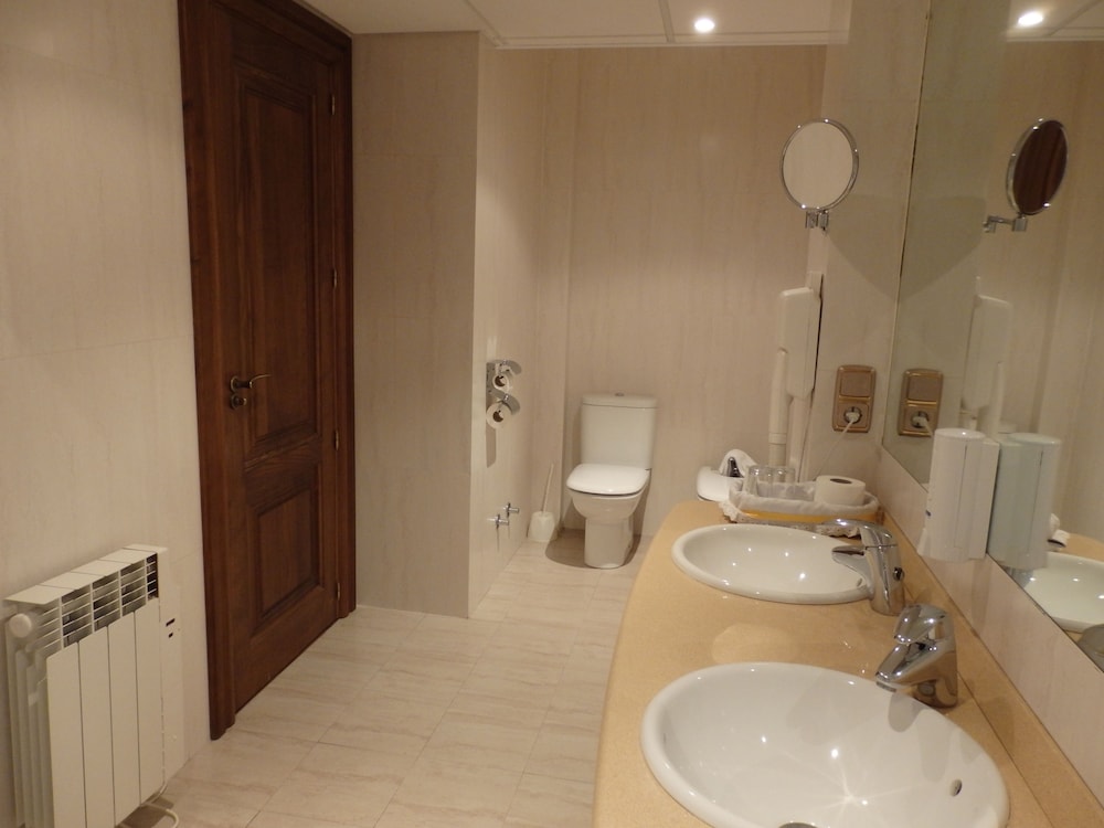 Suite - Photo 3