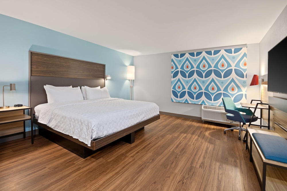 Room, 1 King Bed, Accessible (Roll-In Shower, Mobility & Hearing) photo 3