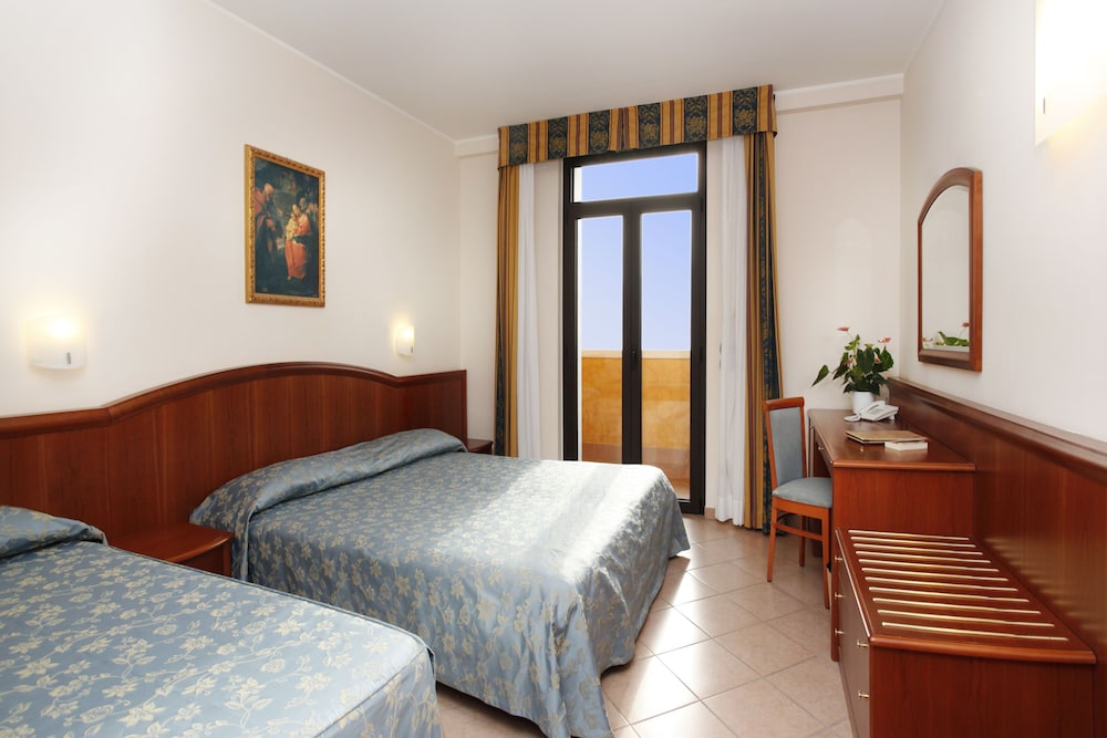 Superior Triple Room, Lake View photo 1