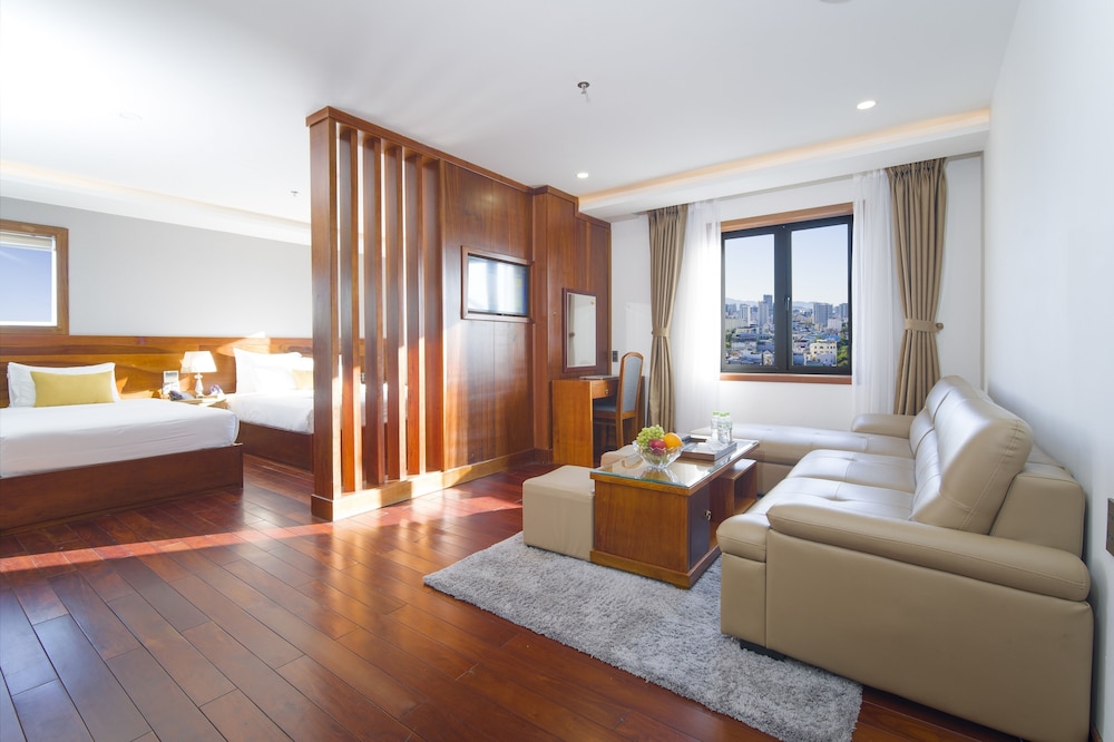 Deluxe Suite, Multiple Beds, Bathtub photo 1
