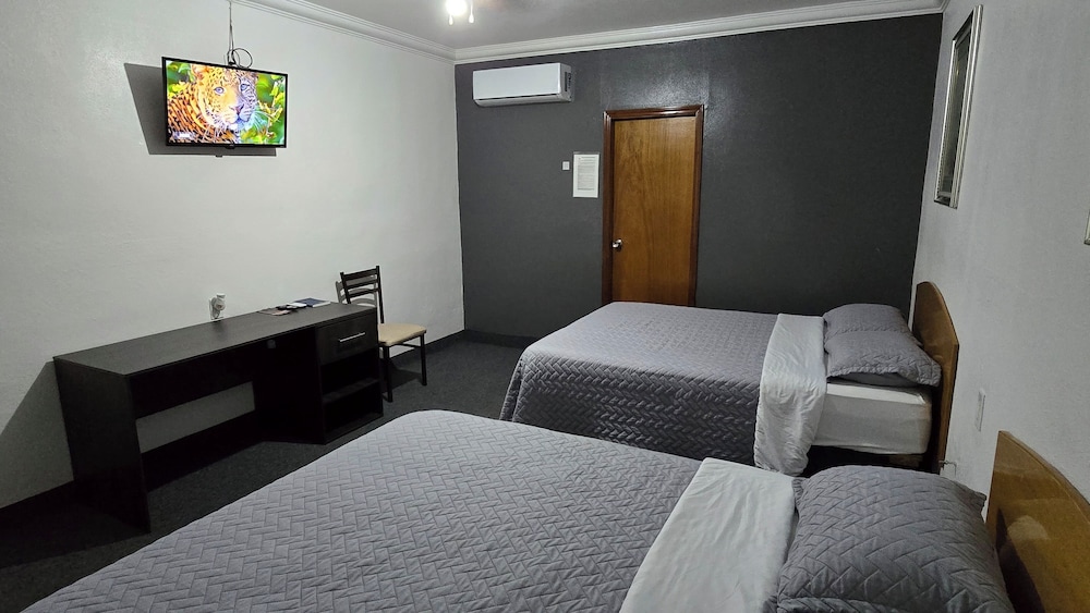 Standard Quadruple Room, 2 Queen Beds