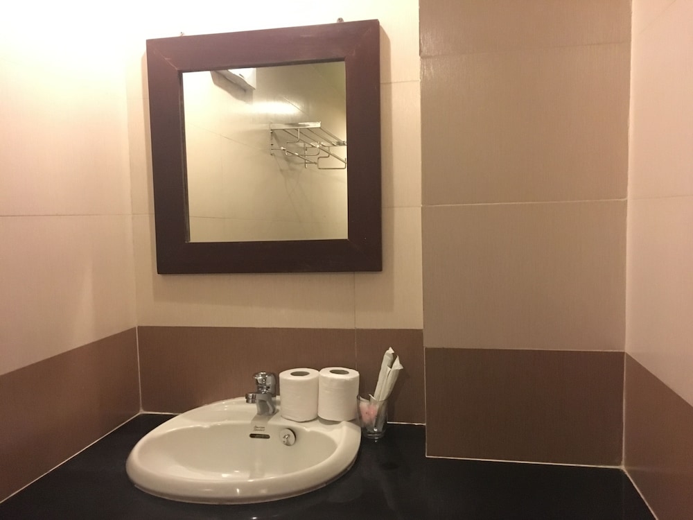 Standard Twin Room - Photo 2