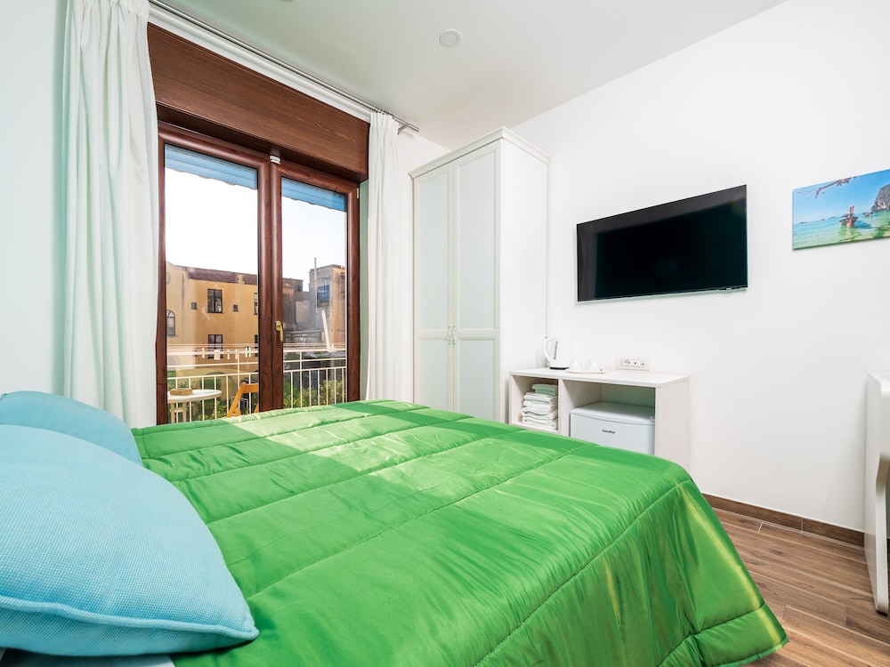 Deluxe Room - Photo 8
