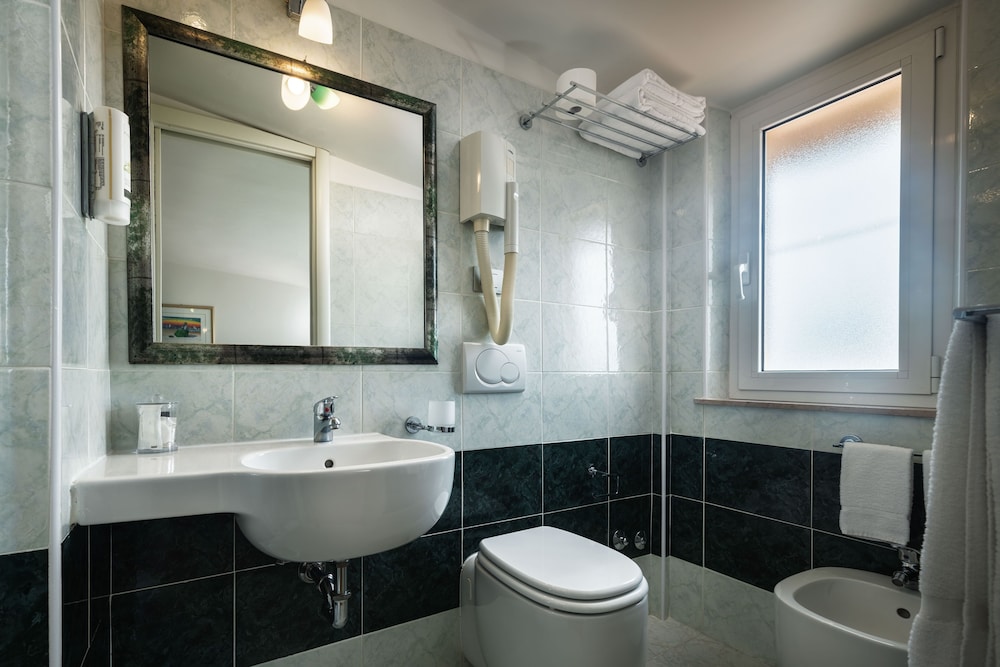 Standard Triple Room (no Balcony) photo 3