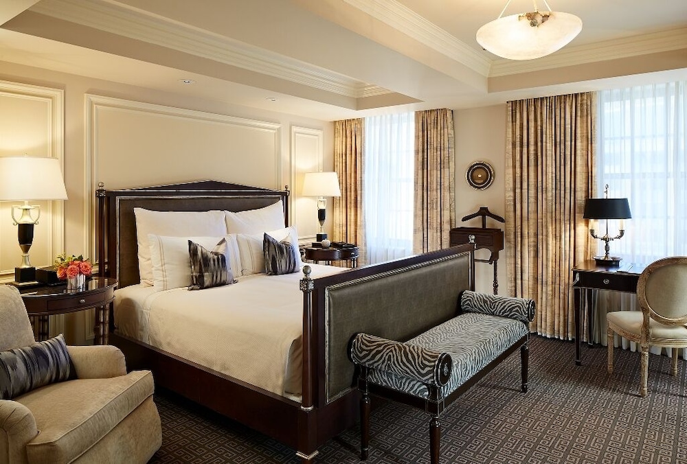 Deluxe Room, 1 King Bed photo 3