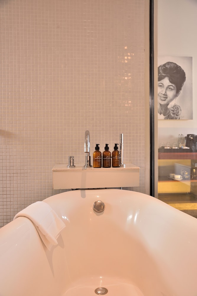 Deluxe Twin Room - Free Airport Transfers + Mini-Bar - Photo 13