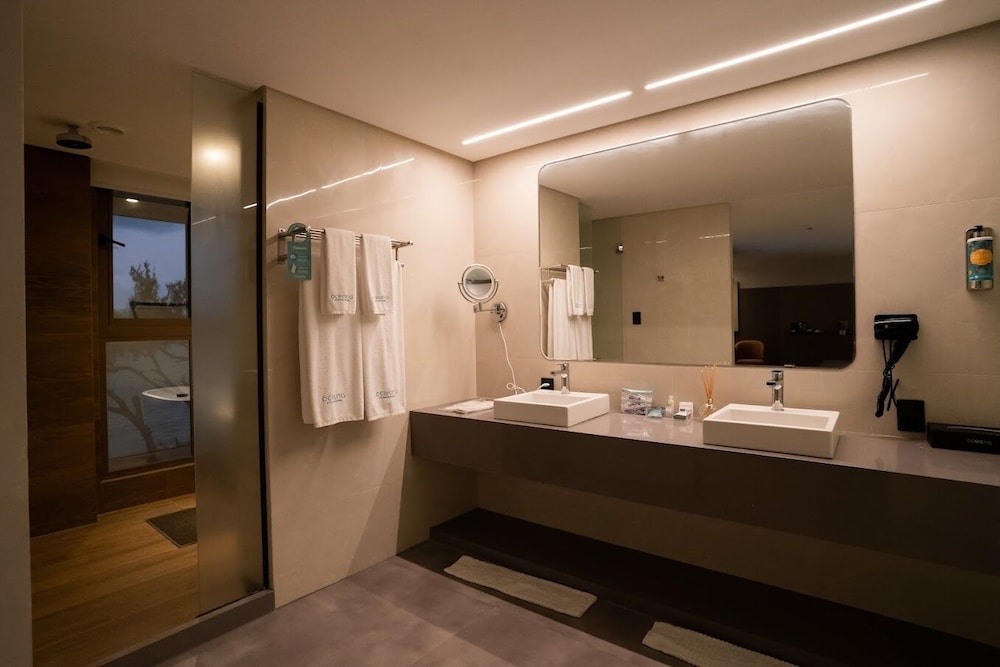 Premium Studio Suite, 1 Queen Bed, Ocean View, Beachfront