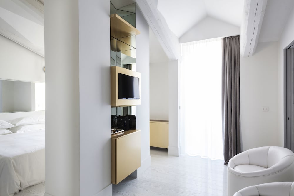 Junior Suite, Terrace, Courtyard View photo 2
