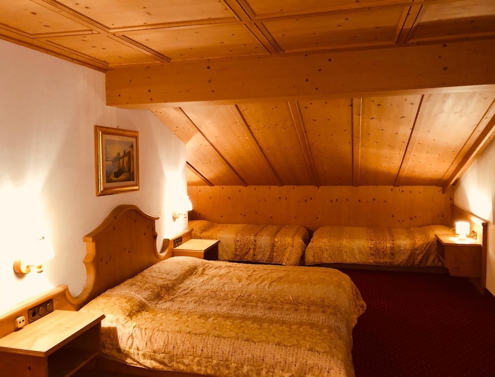 Classic Quadruple Room, Balcony, Mountain View photo 3