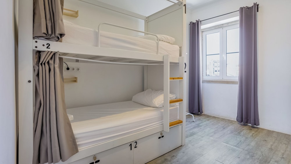 Family Room, Multiple Beds, City View