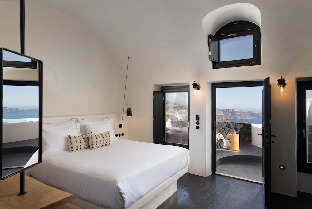 Executive Honeymoon Cave with Caldera View, Outdoor and Indoor Hot Tub - Photo 1
