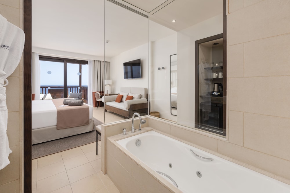 Deluxe Room (2 adults + 1 child) thumbnail 5