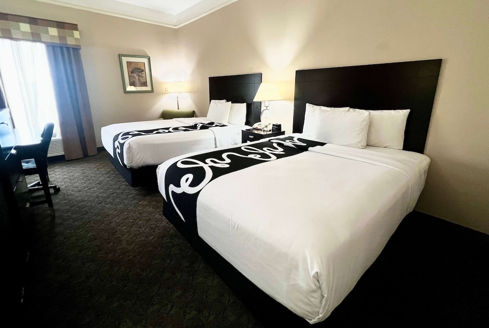 Room, Multiple Beds, Non Smoking - Photo 1
