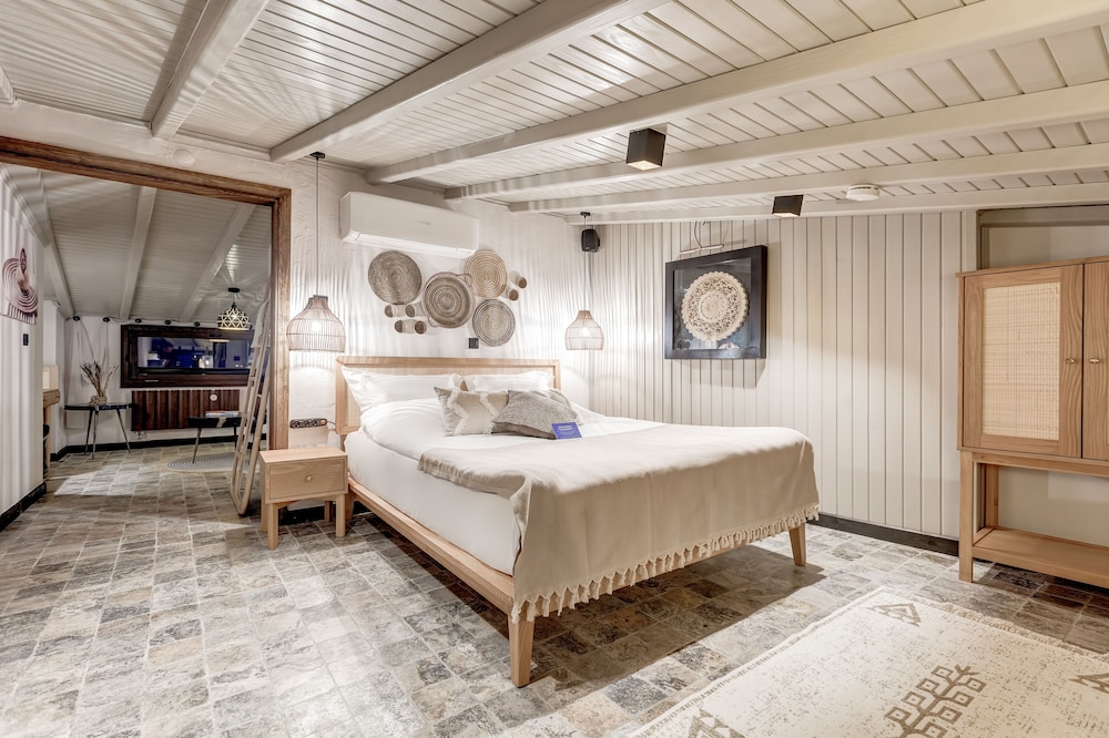 Comfort Room (Attic)