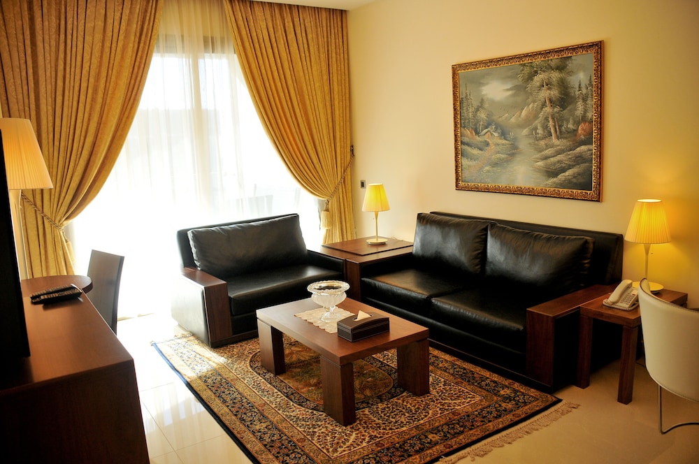 One-Bedroom Suite (king)with City View photo 1