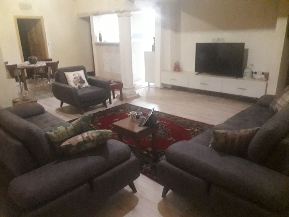 Family Room, Valley View, Garden Area photo 1
