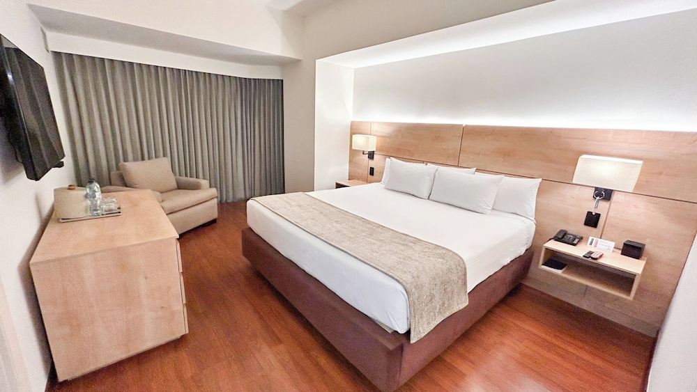 Suite, Multiple Beds, Non Smoking (Upgrade) - Photo 2
