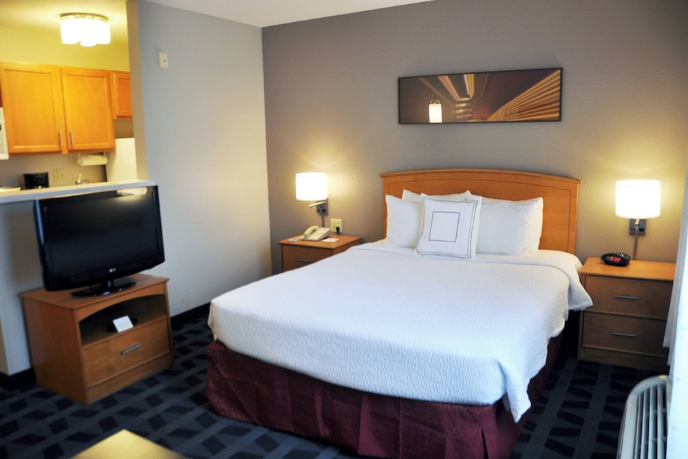 Studio, 1 Queen Bed with Sofa bed (Mobility/Hearing Access, Roll-In Shwr) photo 1