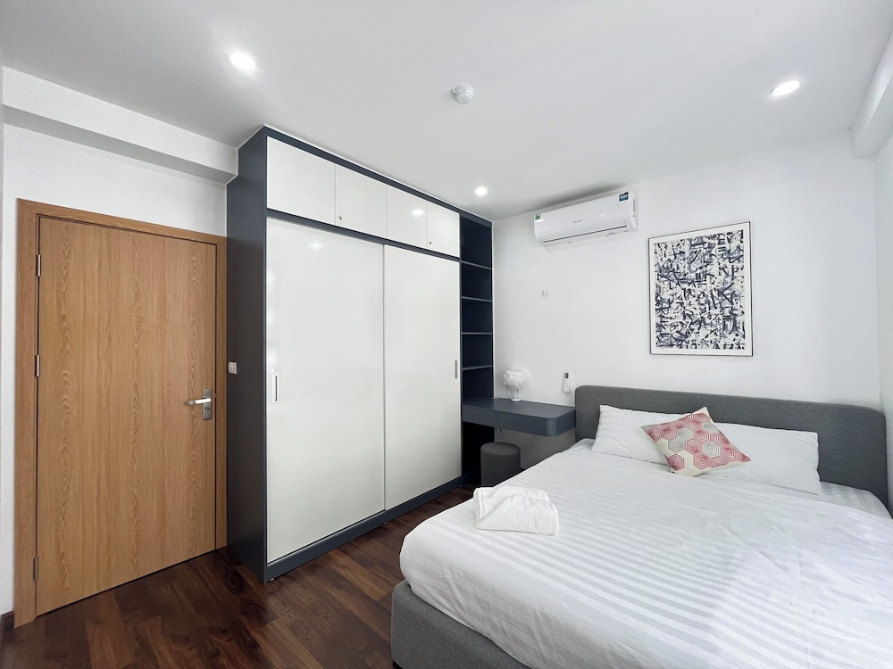 City Apartment, 2 Bedrooms photo 2