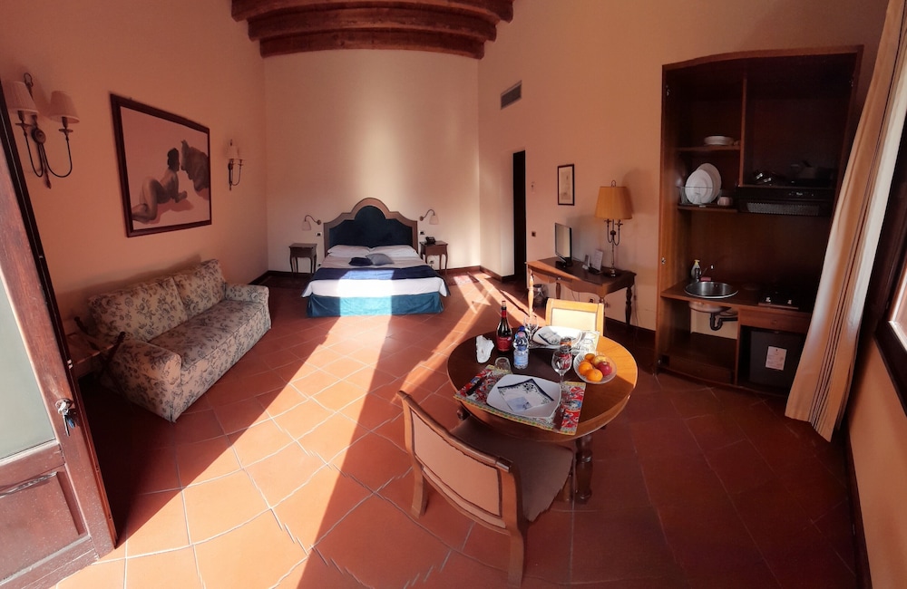 Premium Apartment, 1 King Bed, Patio, Courtyard Area photo 3
