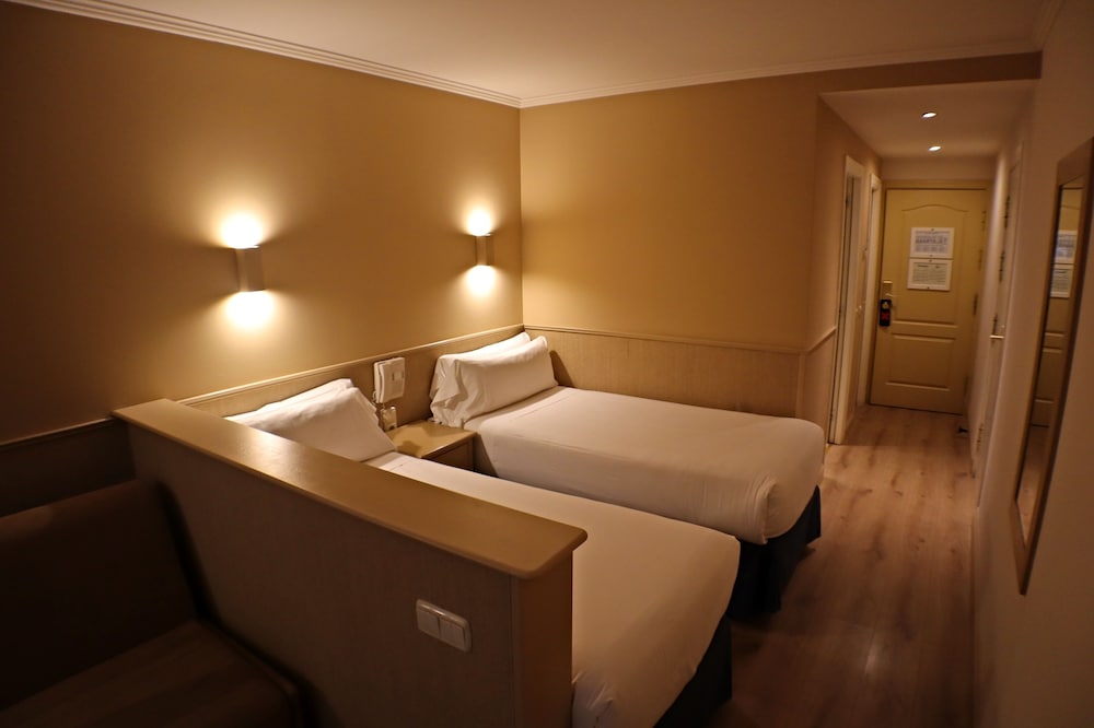 Premium Twin Room photo 3