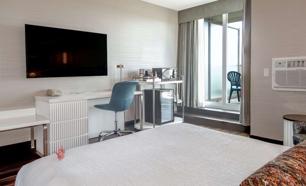 Premium Room, 1 Queen Bed (Coast Premium Queen) photo 2