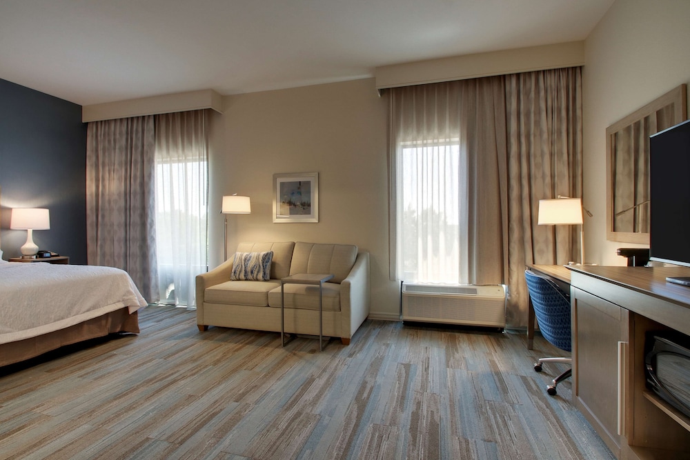Room, 1 King Bed, Accessible, Bathtub photo 2