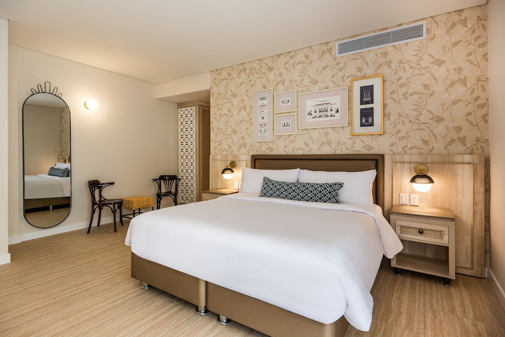 Premium Room, 1 King Bed, City View - Photo 2